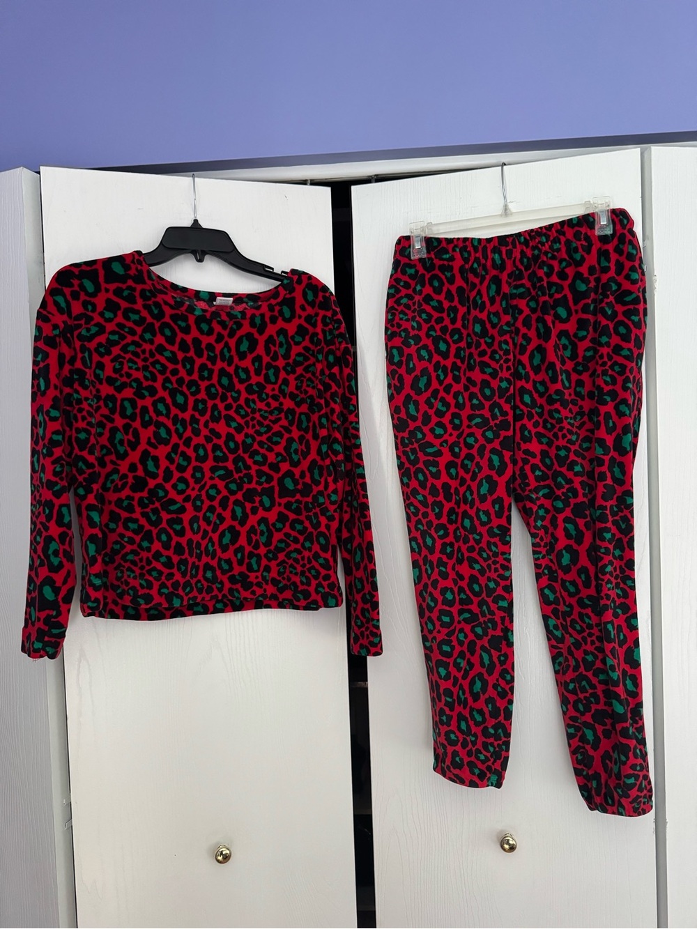 Red & Green Leopard Print Women's Pajama Set